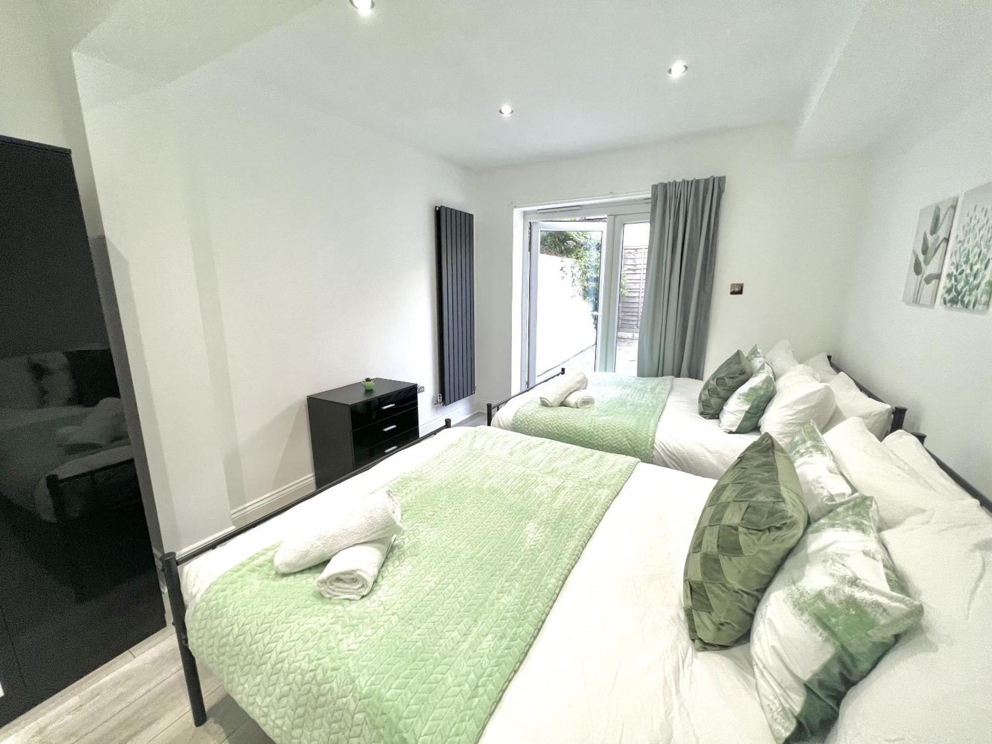 Three Bedroom Apartment By Dashh Properties Short Lets & Serviced Accommodation In Shepherds Bush Sleeps 9 With Free Wifi