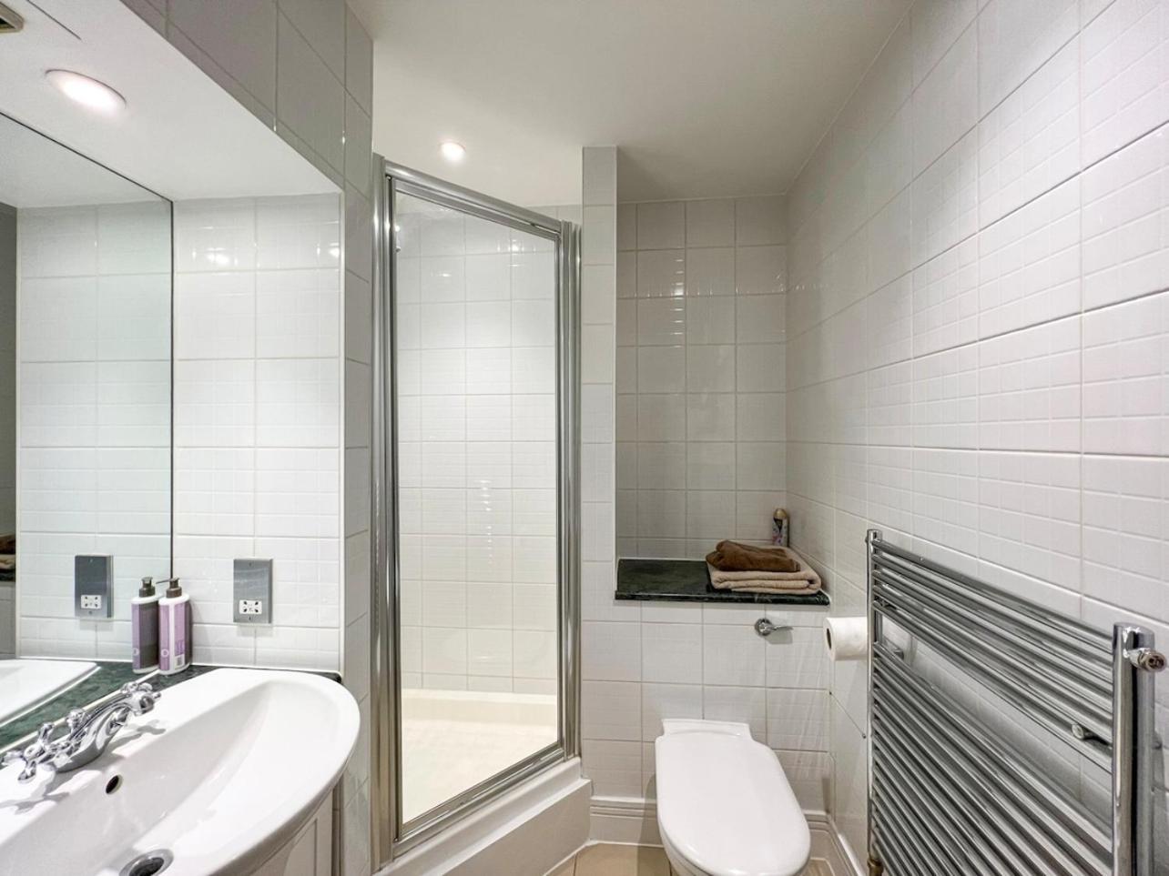 Modern 2 Bedroom In Soho Hébergement de vacances *