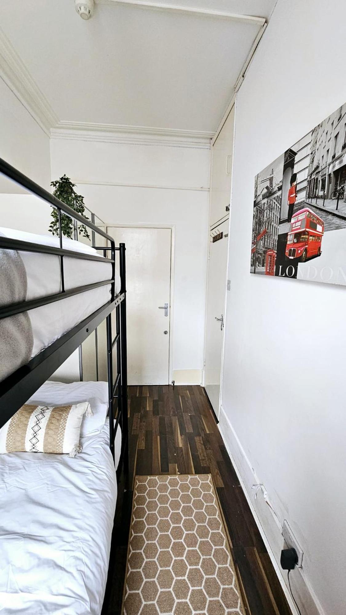 Stylish 2 Bed Near Notting Hill Apartment
