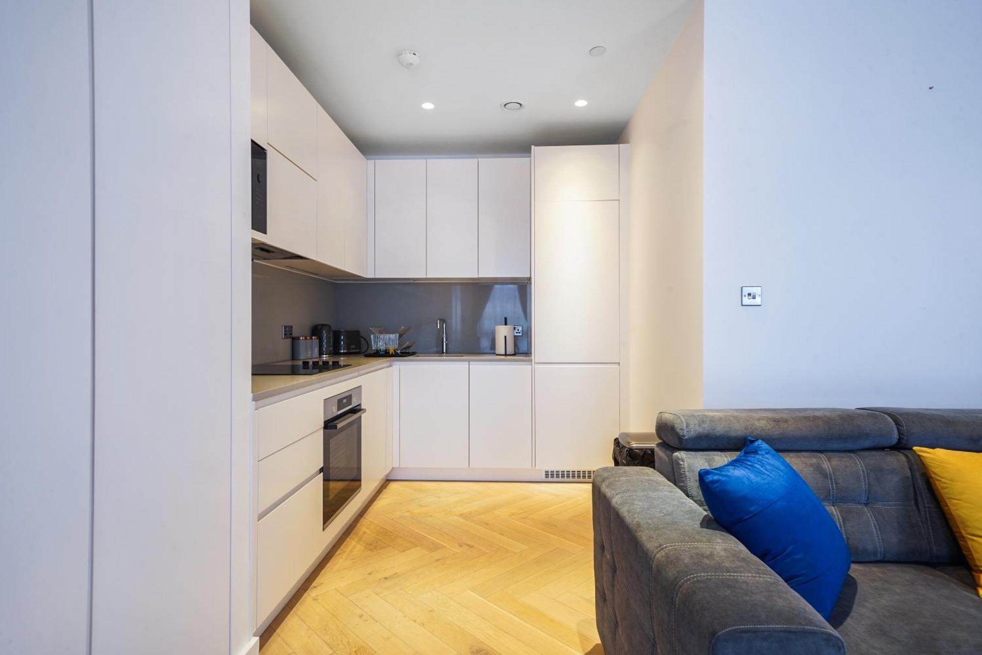 The Zurich Apartment, 6 Beds, 15mins To London, 10mins Wembley Stadium *