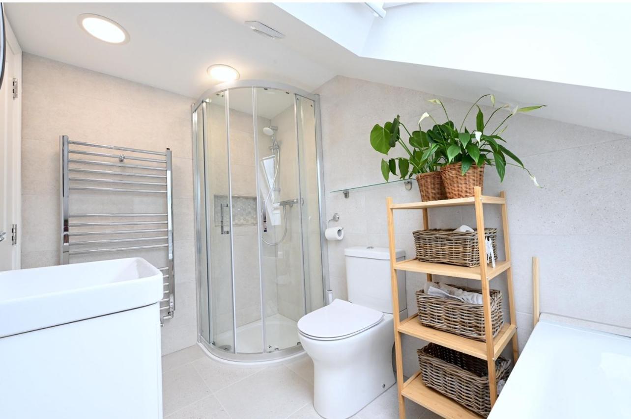 Stylish & Spacious 4 Beds House Ferienhaus
