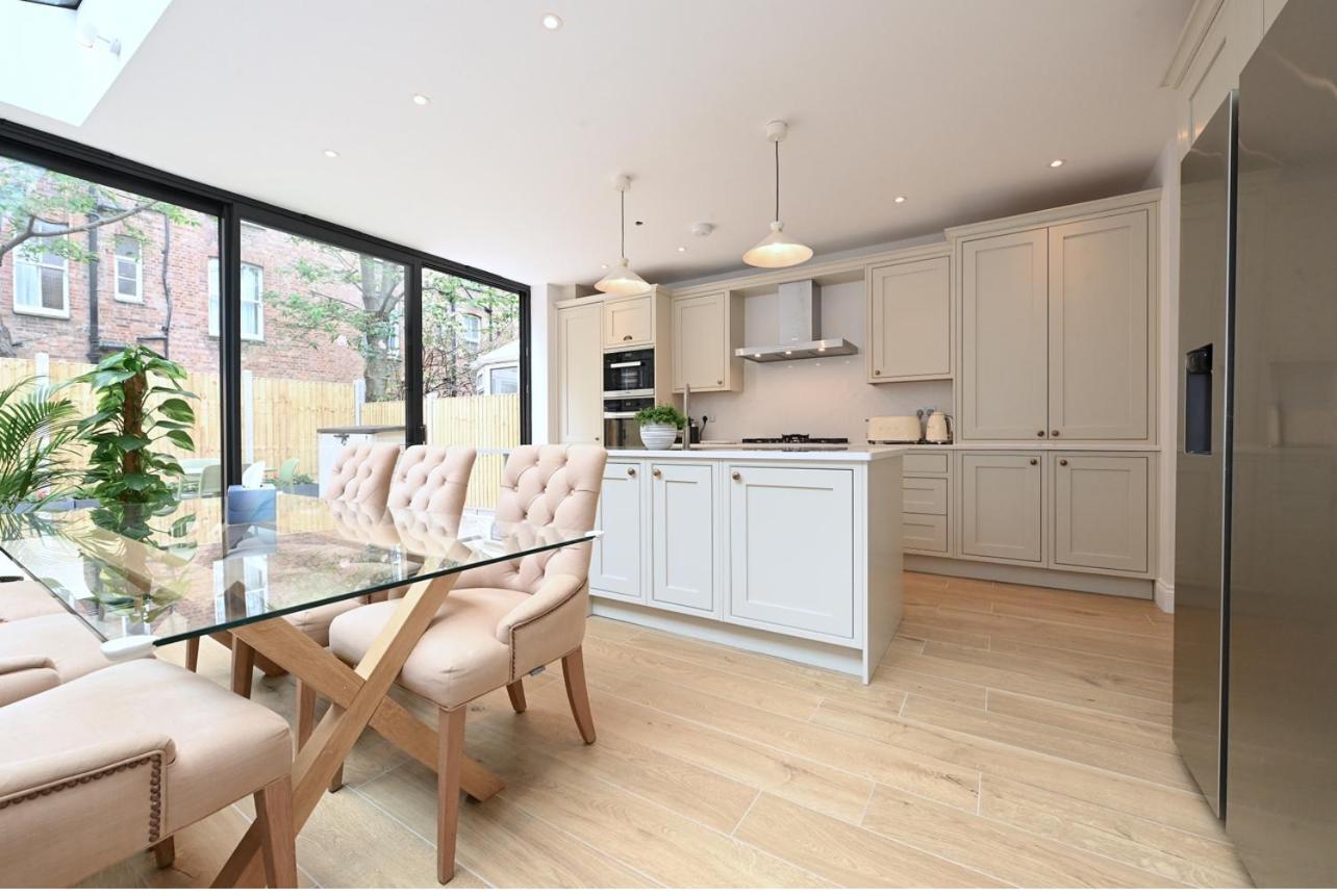 Ferienhaus Stylish & Spacious 4 Beds House *