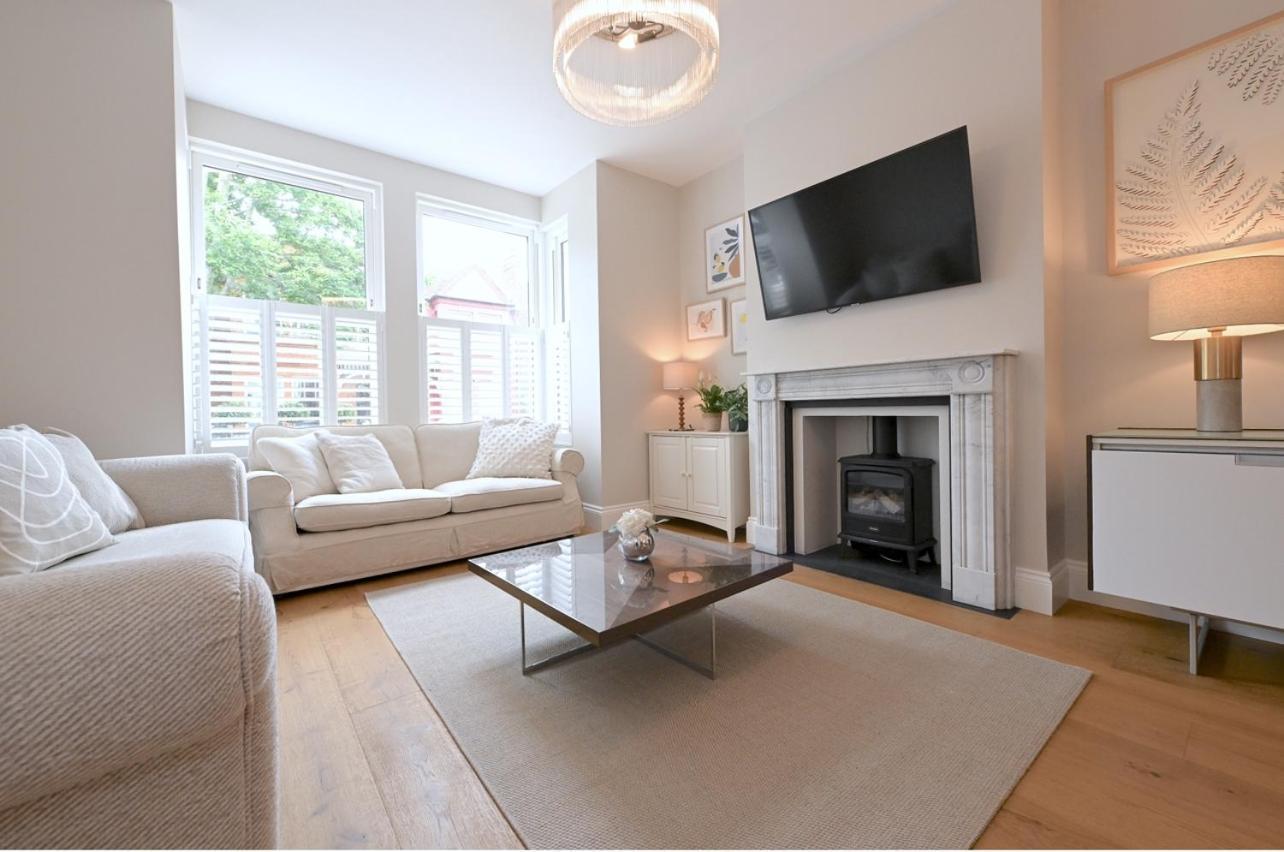 Stylish & Spacious 4 Beds House London