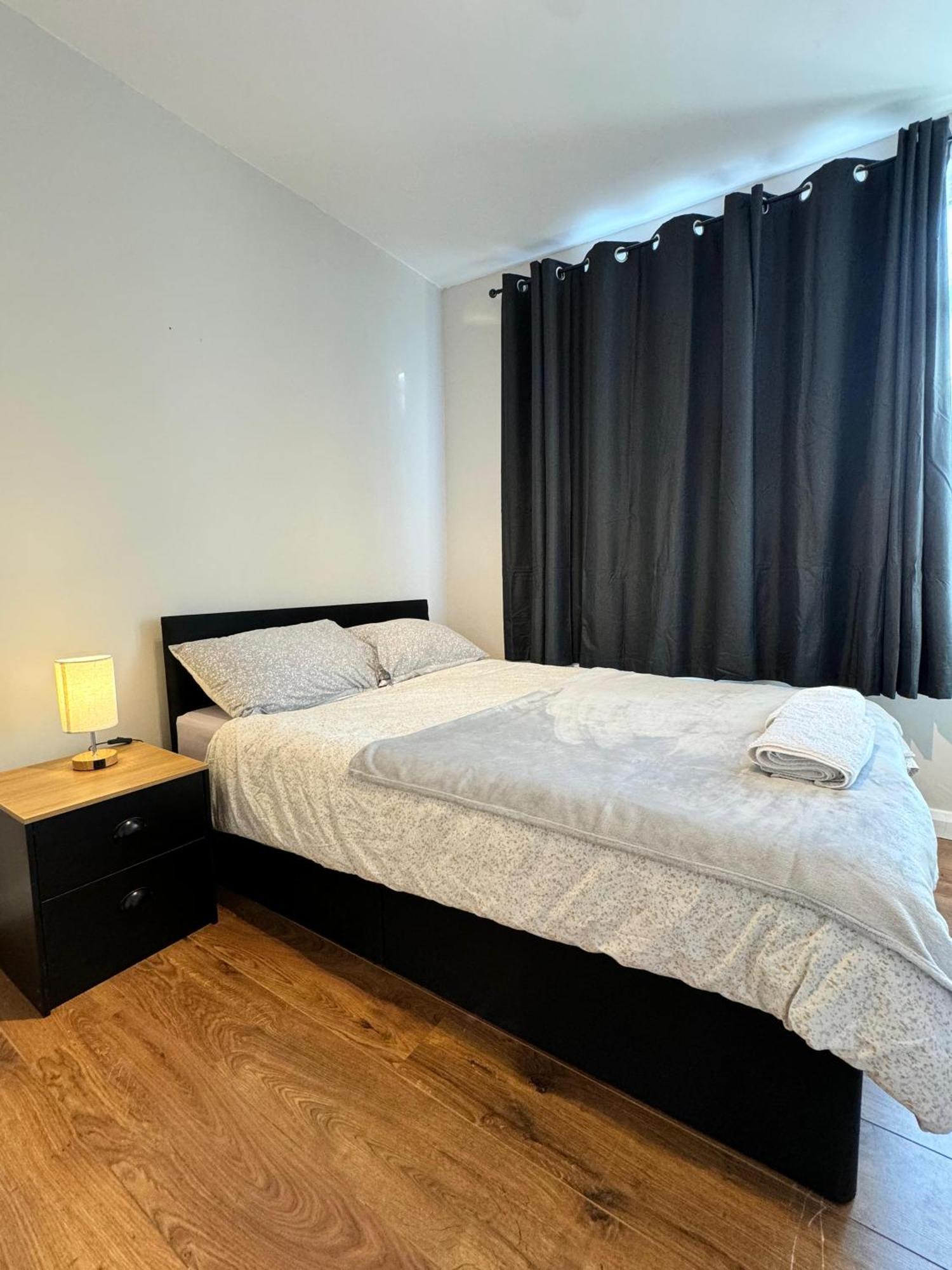 Double Bedroom In Private Home- Canning Town By Excel Habitación en casa particular Londres