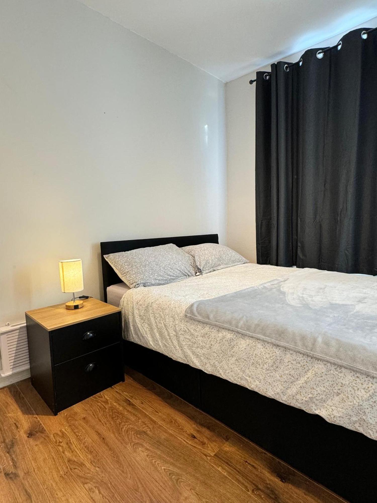 Double Bedroom In Private Home- Canning Town By Excel Habitación en casa particular