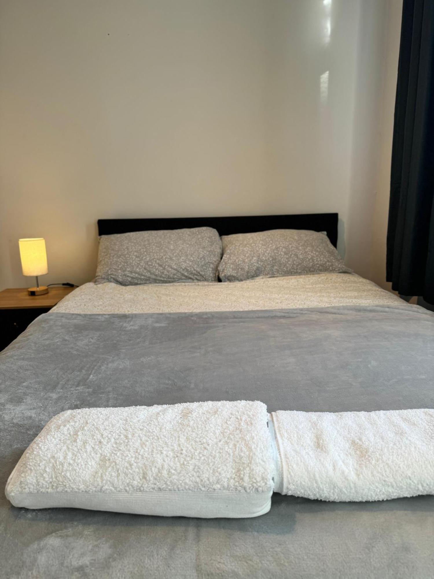 Double Bedroom In Private Home- Canning Town By Excel Habitación en casa particular Londres