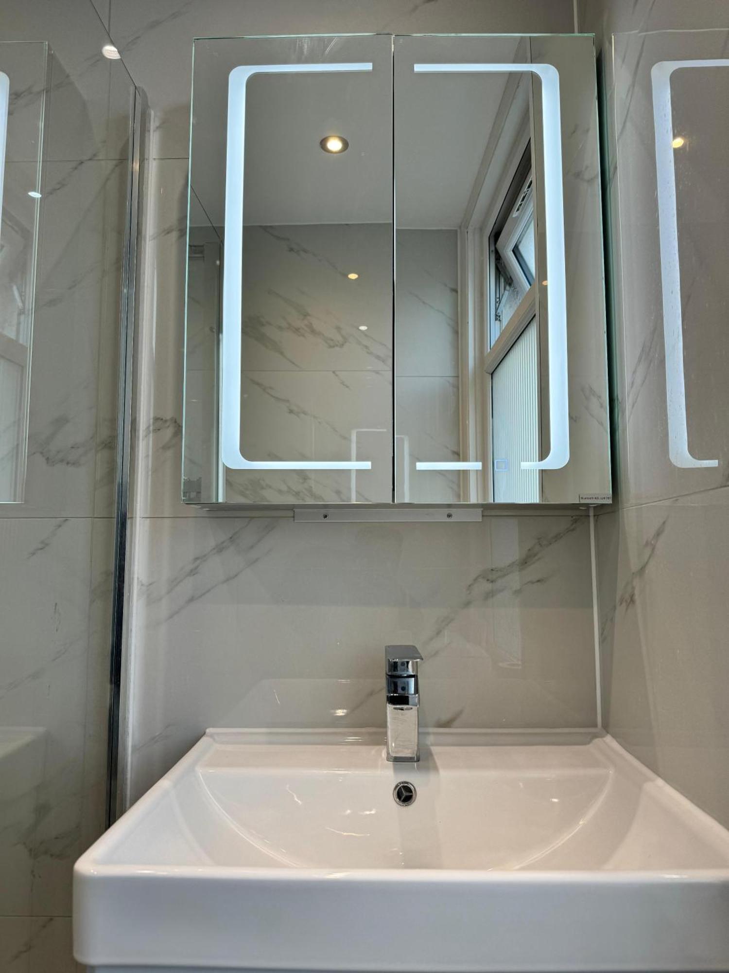 Double Bedroom In Private Home- Canning Town By Excel Habitación en casa particular Londres