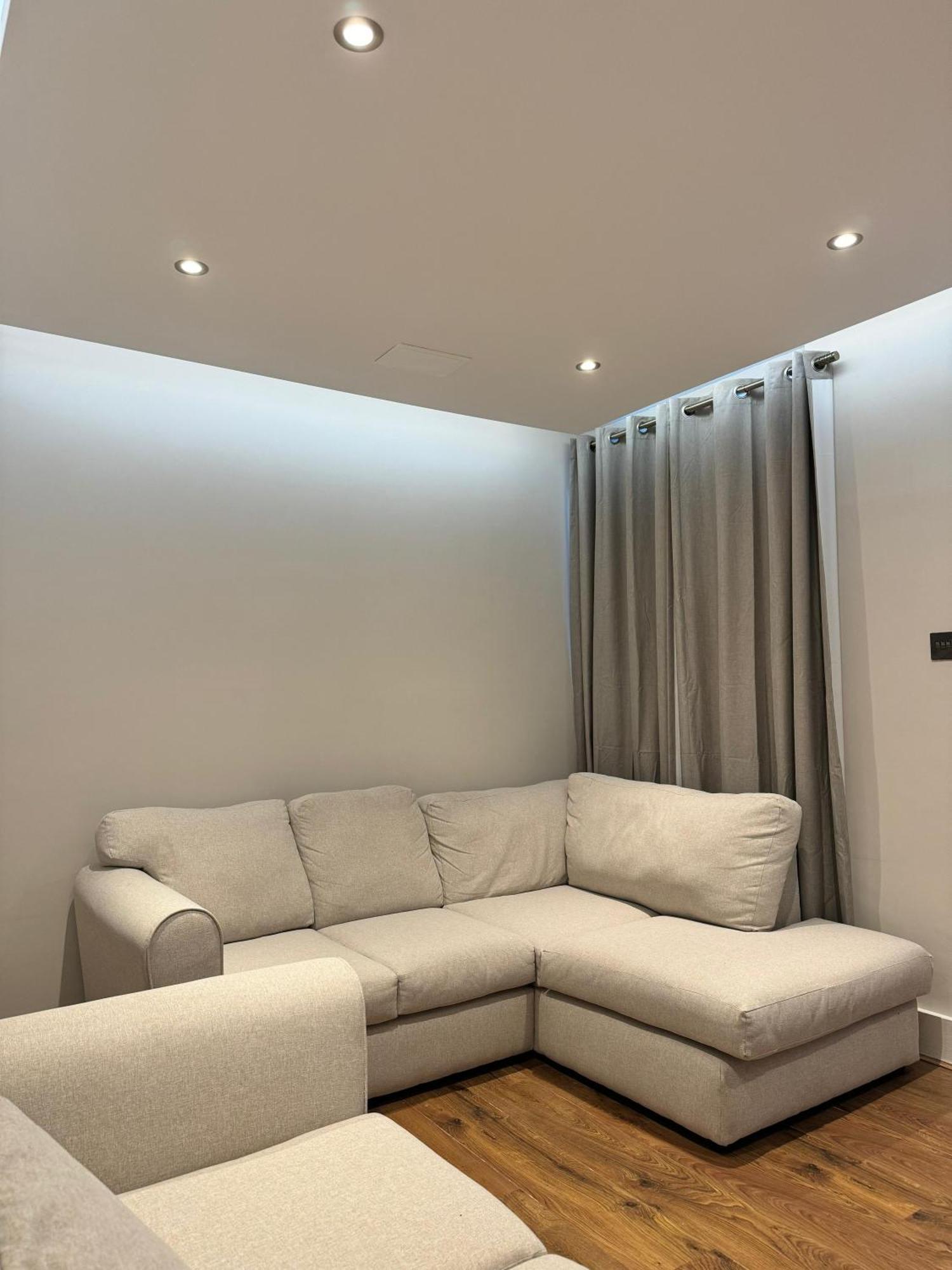 Double Bedroom In Private Home- Canning Town By Excel Habitación en casa particular *