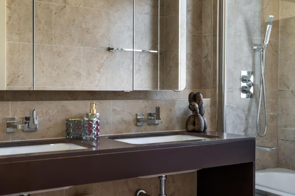 Apartamento Stunning 3 Bed 2 Bath Penthouse In *