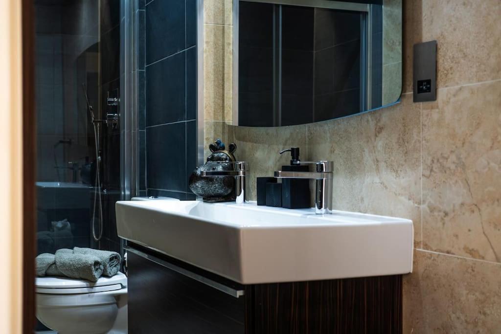 Apartamento Stunning 3 Bed 2 Bath Penthouse In