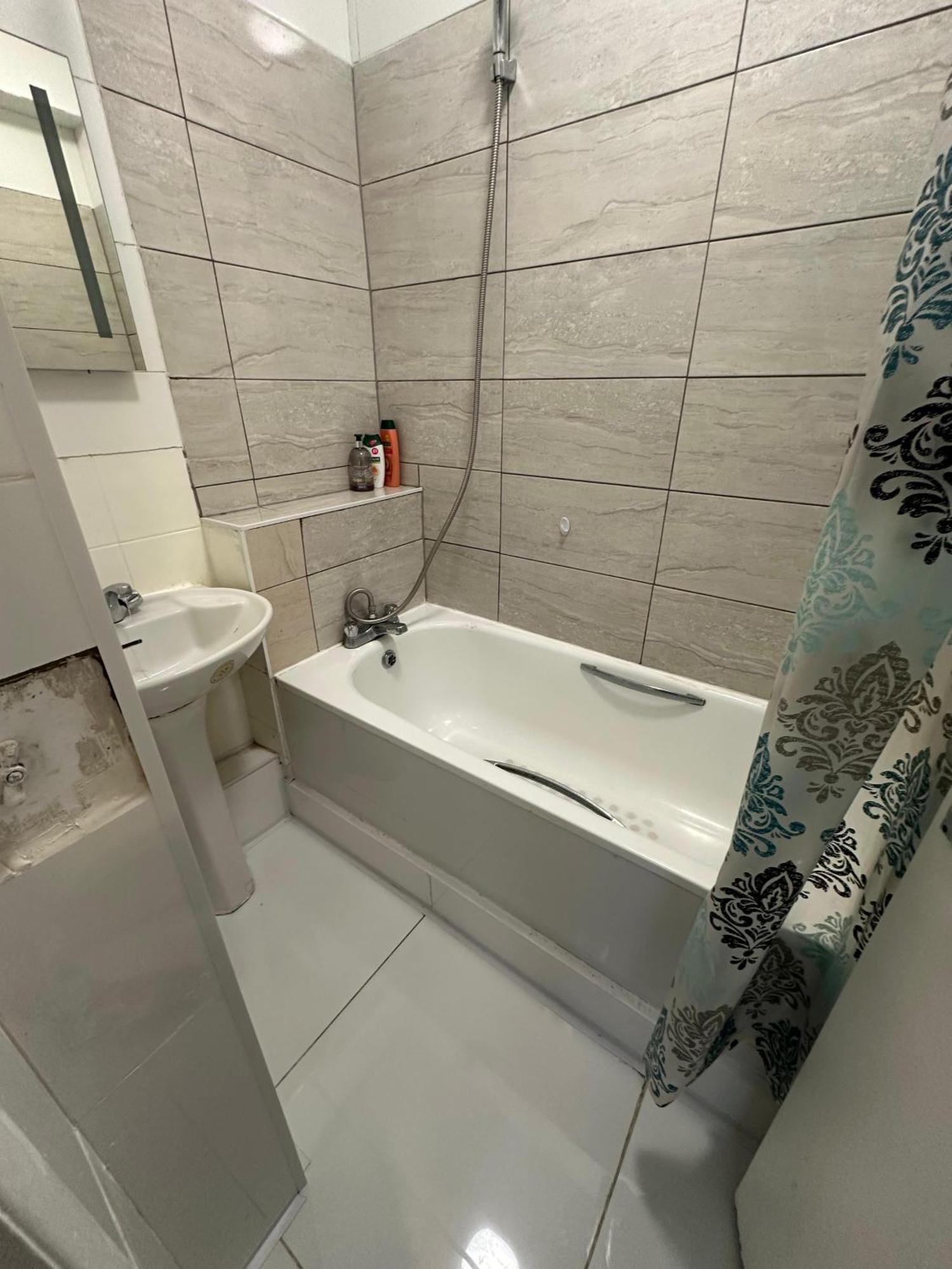 Ground Floor Mile 2 Bedroom Flat * Londres