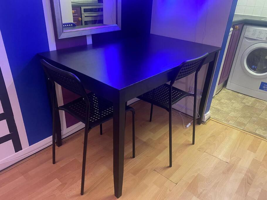 ✰free Private Parking✰80s Retro 1bedroom Serviced Canary Wharf Perfect For Families Business & Leisure Guests Appartement