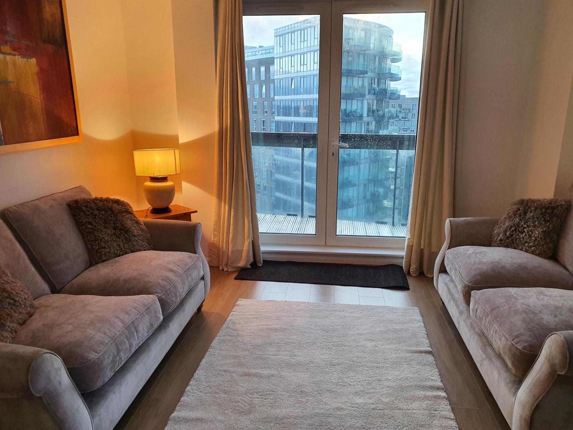 Luxurious Flat Overlooking Canay Wharf London