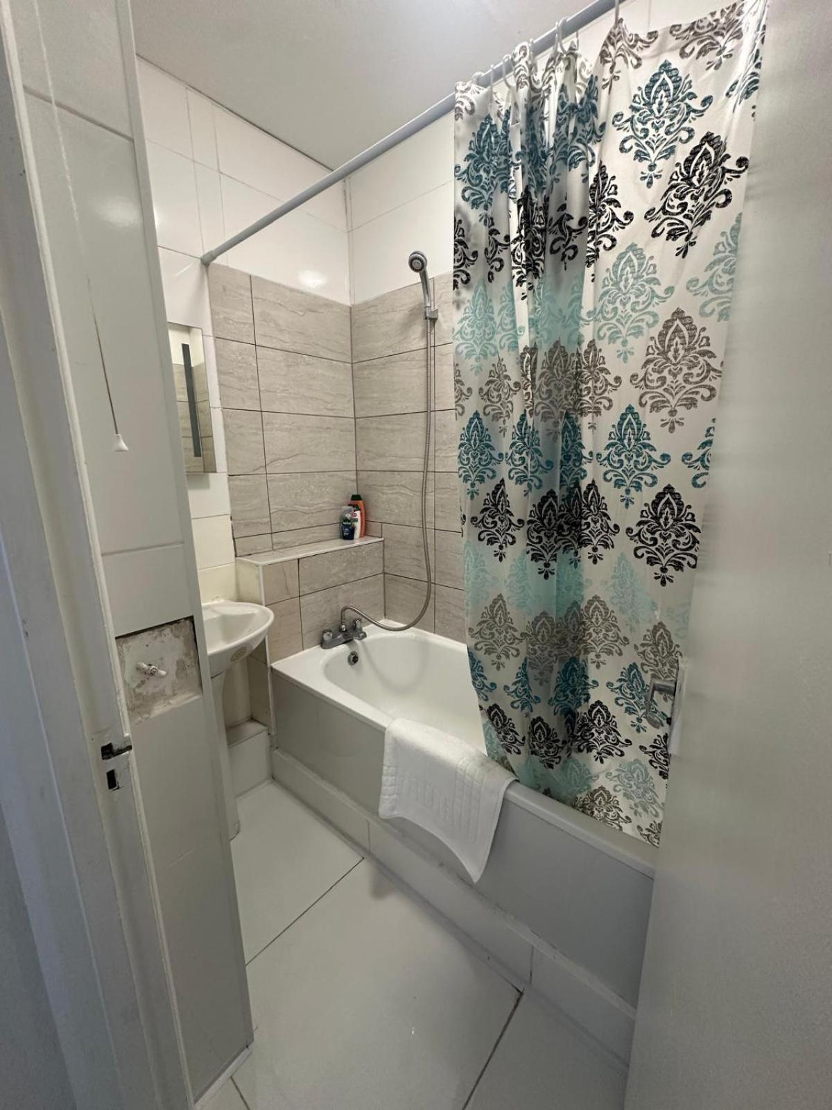 Ground Floor Mile 2 Bedroom Flat Apartamento *