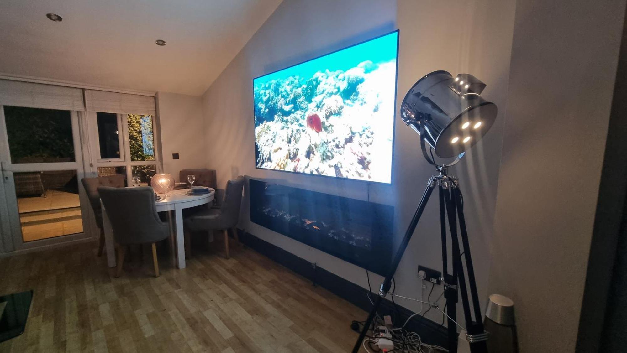Hébergement de vacances 4 Bed With Cinema, F1 Racing Sim, 1 Gb Internet, Bbq, Garden, 20 Mins London, Parking, Ev Port, Metro 5 Mins Walk Londres