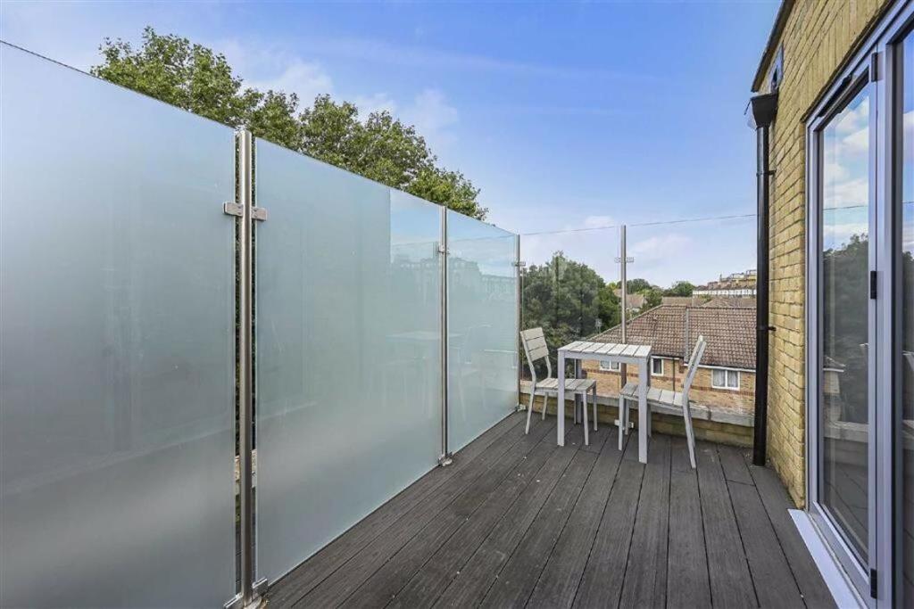 Hébergement de vacances Sho-11 Stanton House - Riverside House With Garden Patio And Parking Londres