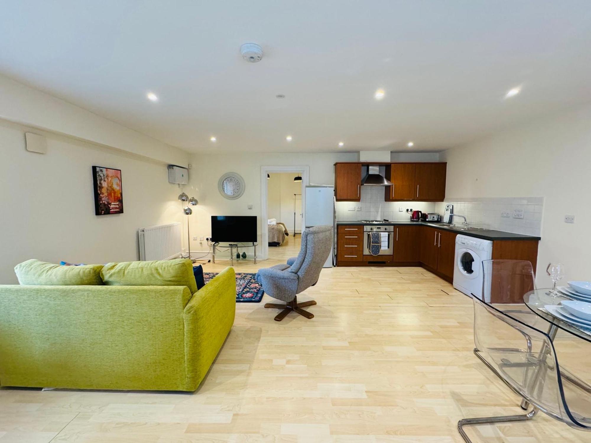 Ground Floor Wimbledon Flat With Parking *