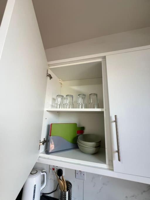 Appartement 2 Bedroom Near Station Londen