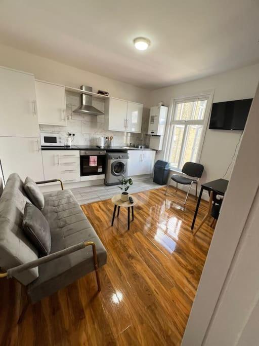 Appartement 2 Bedroom Near Station Londen