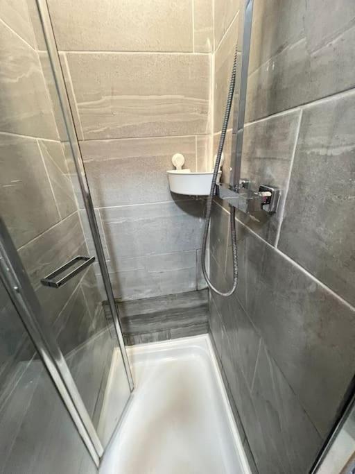 2 Bedroom Near Station * Londen