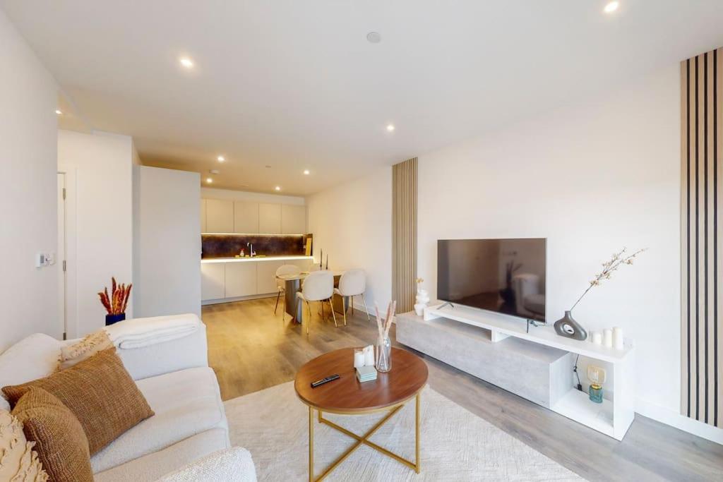 Modernistic 2 Bed - 2 Bath Flat Near Appartement