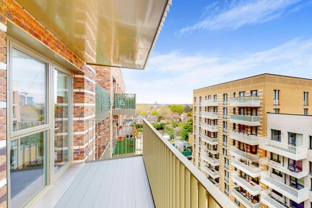 Modernistic 2 Bed - 2 Bath Flat Near Londres
