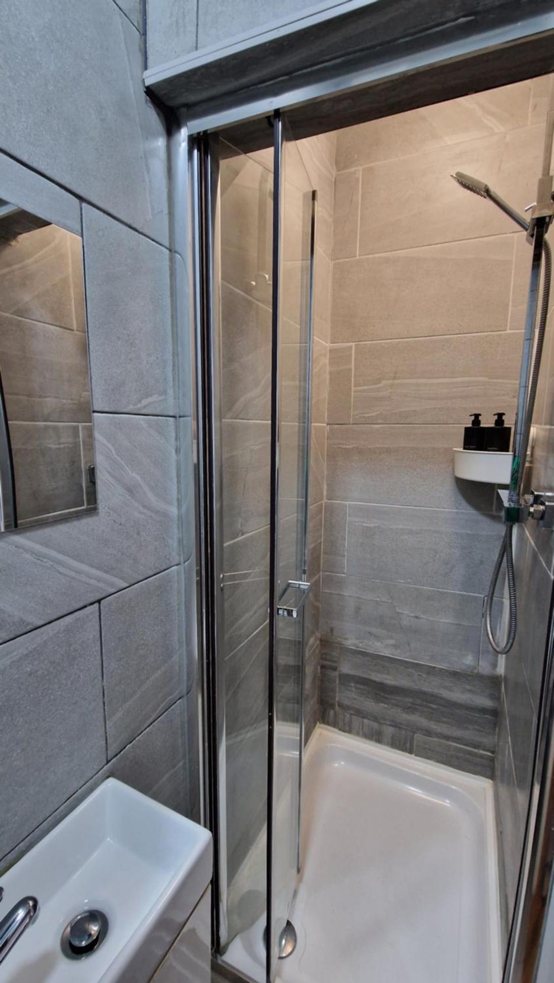 2 Bedroom Near Station *