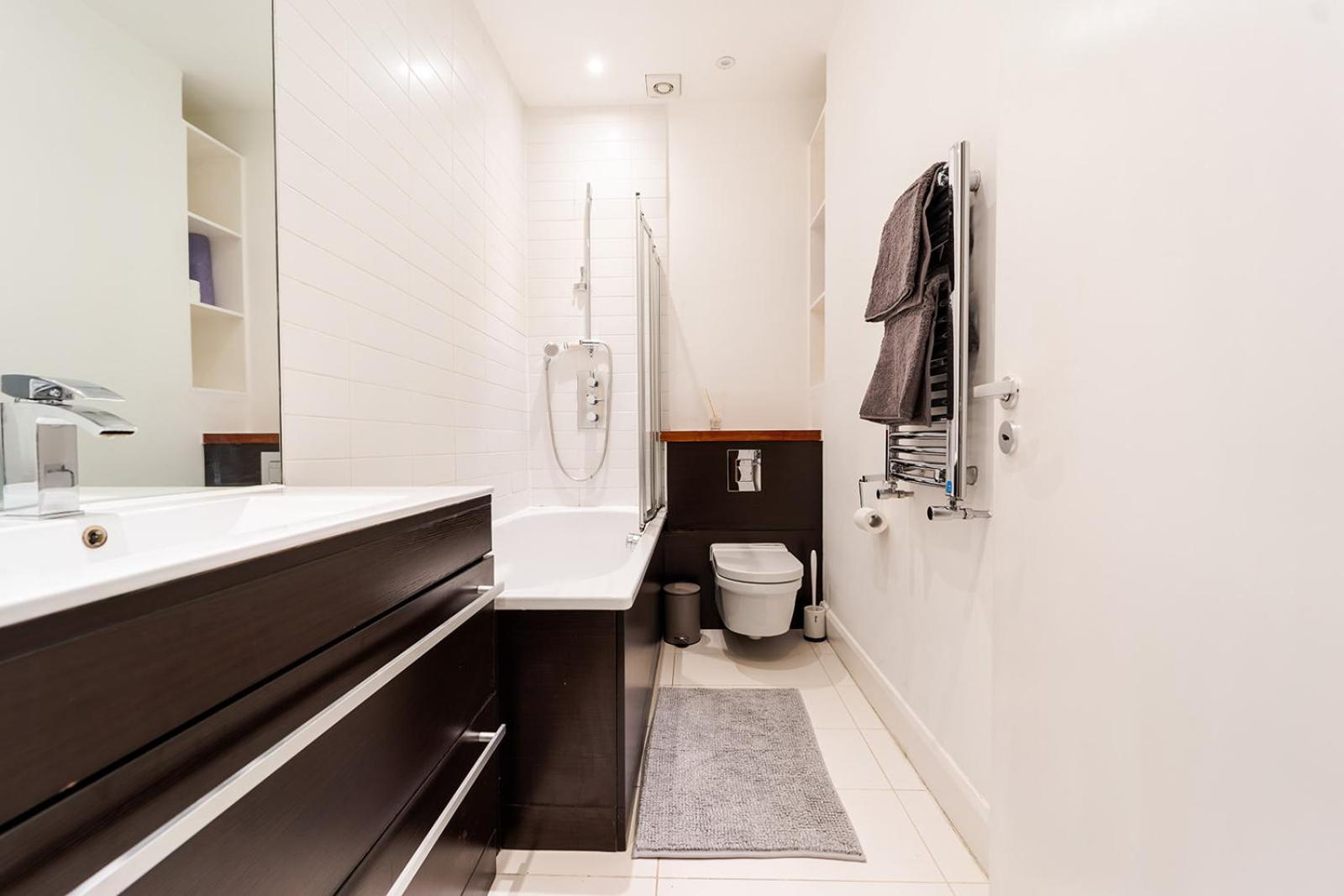 Spacious With A Balcony In Prime Location In Farringdon London