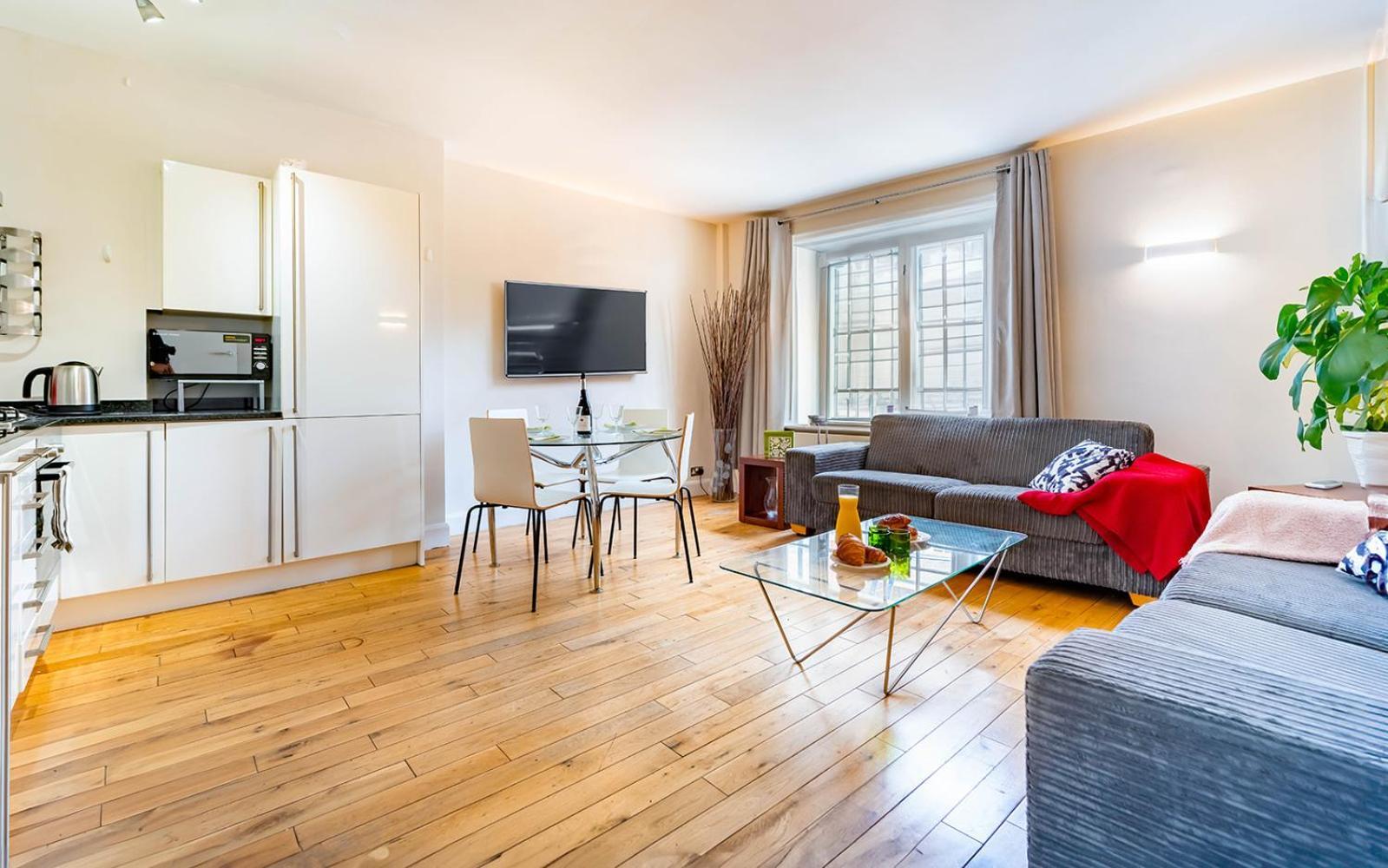 Spacious With A Balcony In Prime Location In Farringdon Apartment *