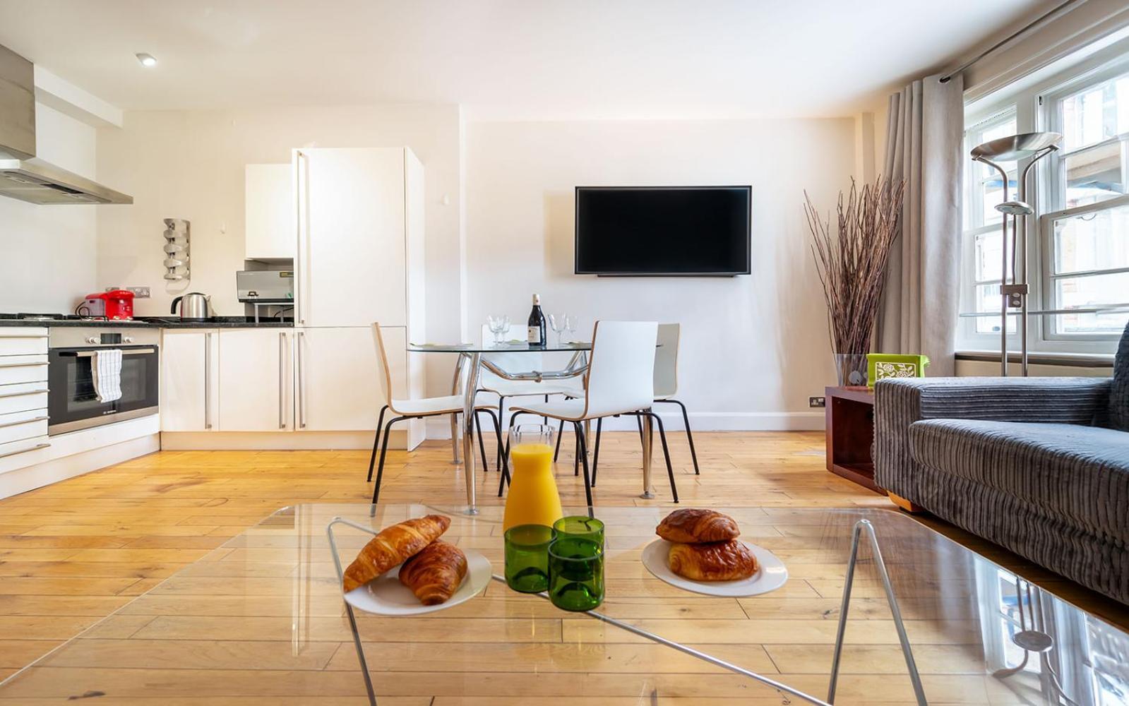 Spacious With A Balcony In Prime Location In Farringdon * London