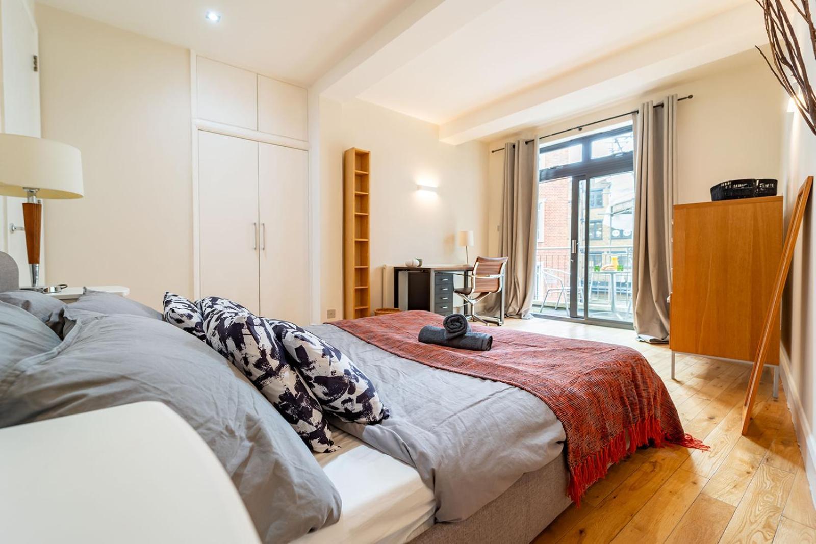 Spacious With A Balcony In Prime Location In Farringdon * London