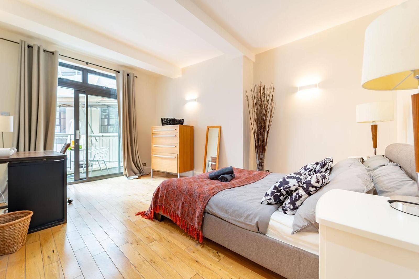 Apartment Spacious With A Balcony In Prime Location In Farringdon *