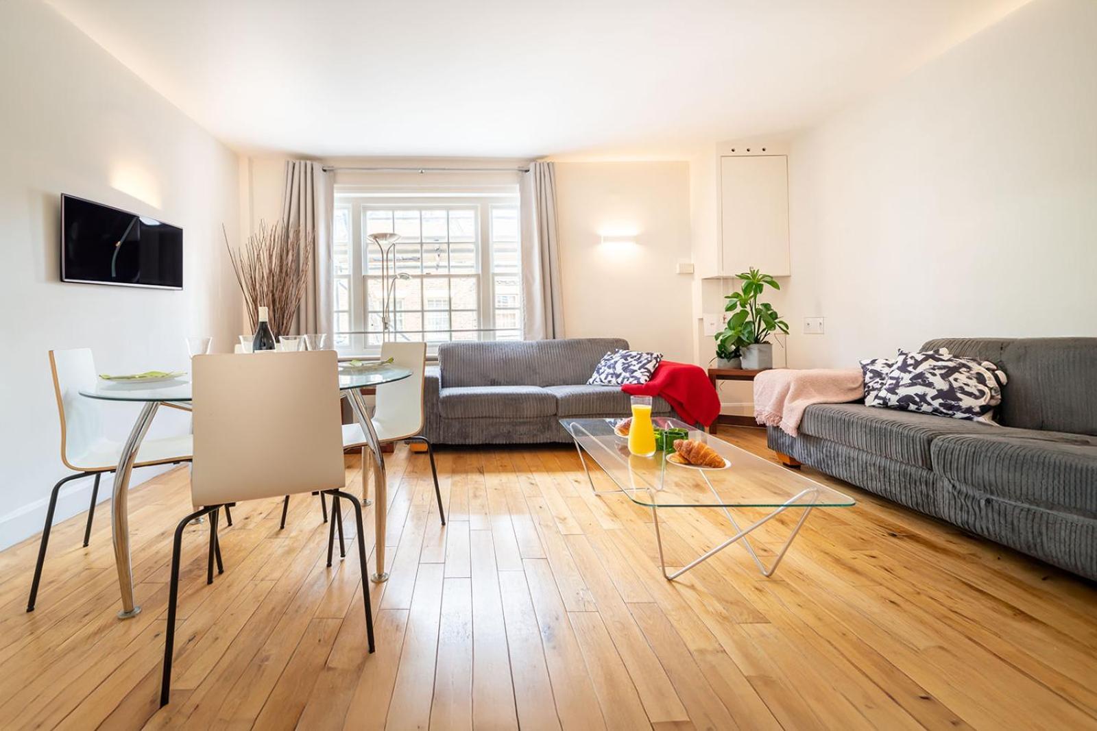 Spacious With A Balcony In Prime Location In Farringdon * London