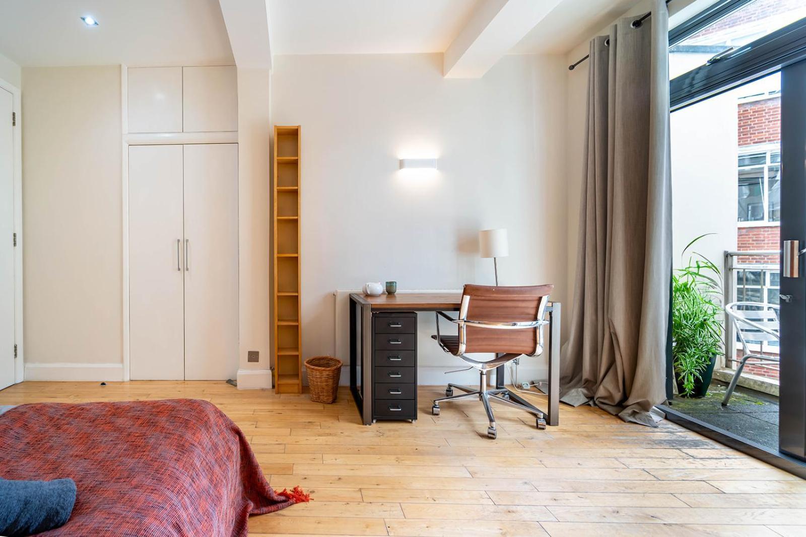 Spacious With A Balcony In Prime Location In Farringdon Apartment