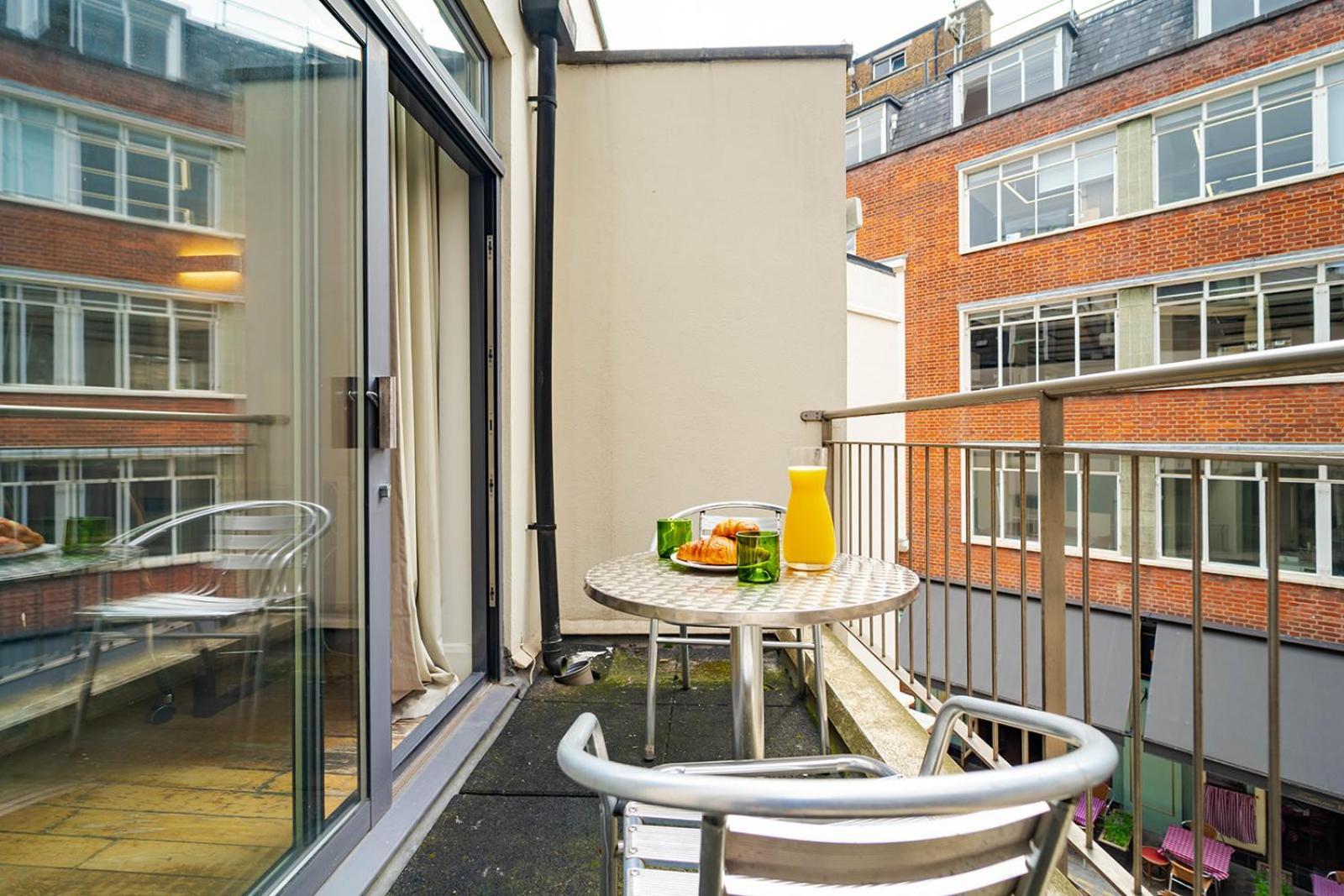 Apartment Spacious With A Balcony In Prime Location In Farringdon