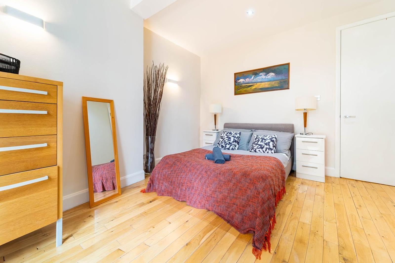 Spacious With A Balcony In Prime Location In Farringdon