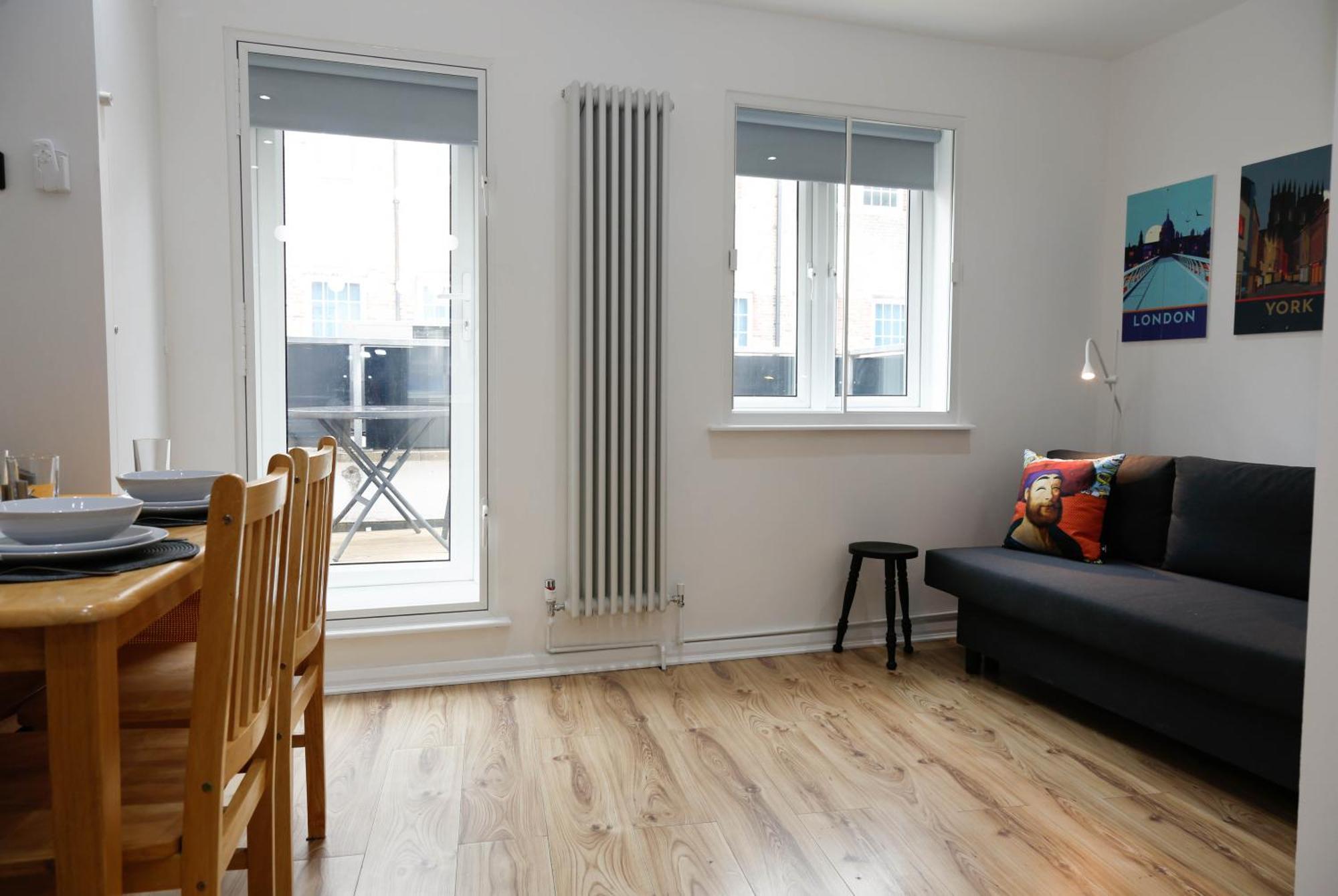 New Luxury In Next To Shops, Cafes, Bars & Metro