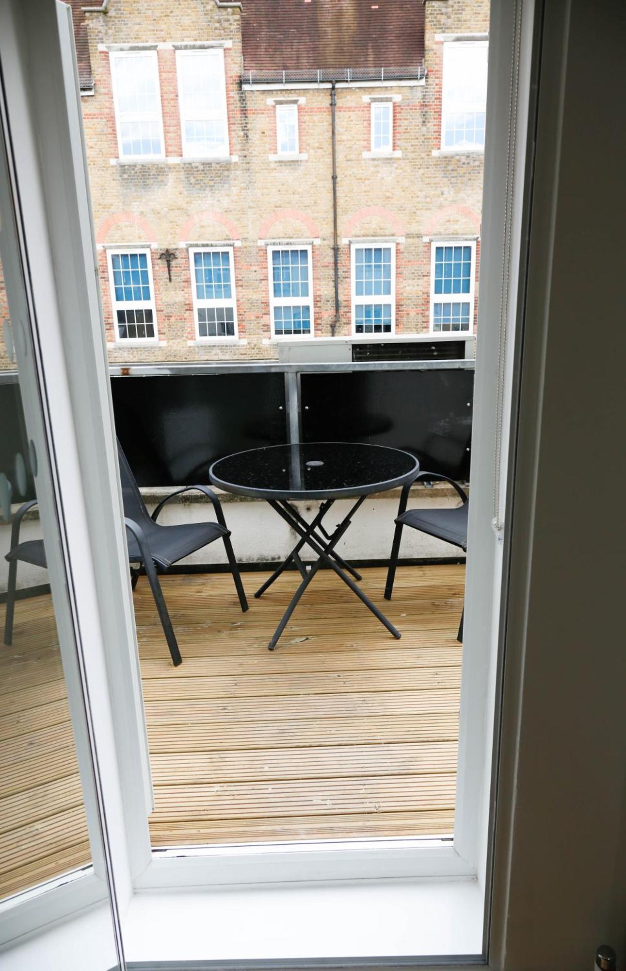 Apartamento New Luxury In Next To Shops, Cafes, Bars & Metro