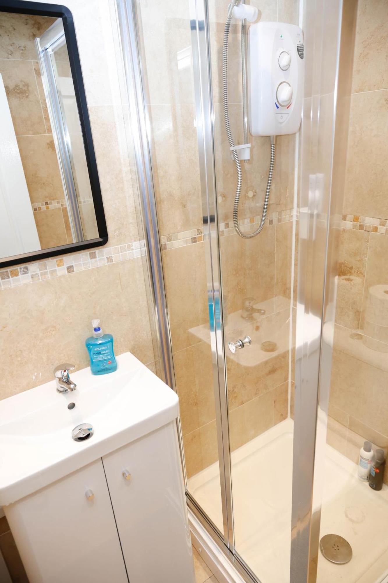 New Luxury In Next To Shops, Cafes, Bars & Metro Apartamento *