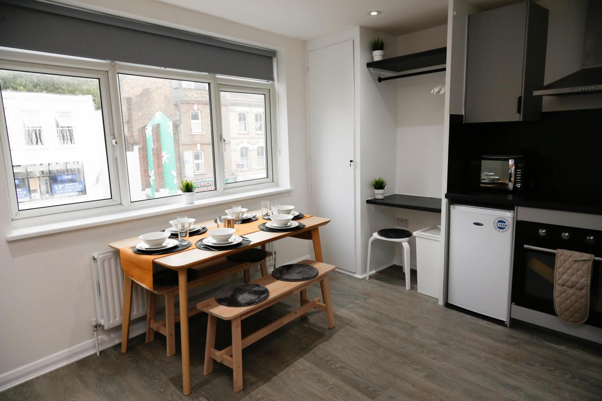 New Luxury In Next To Shops, Cafes, Bars & Metro