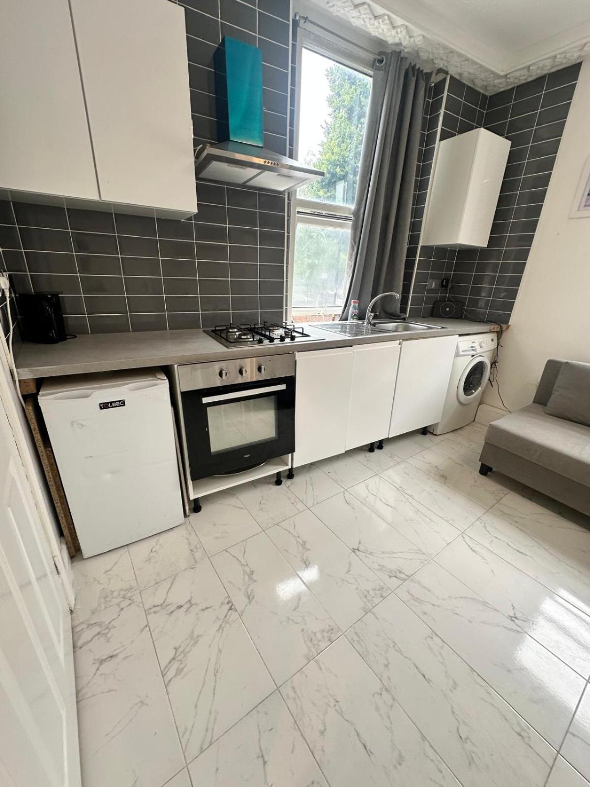 First Floor One Bedroom Flat Bell Street * Londres