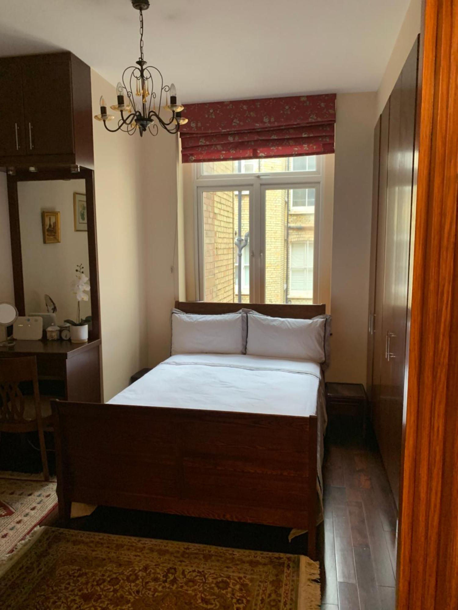 Baker Street 3 Bedroom And 3 Bathroom Fabulous Flat *