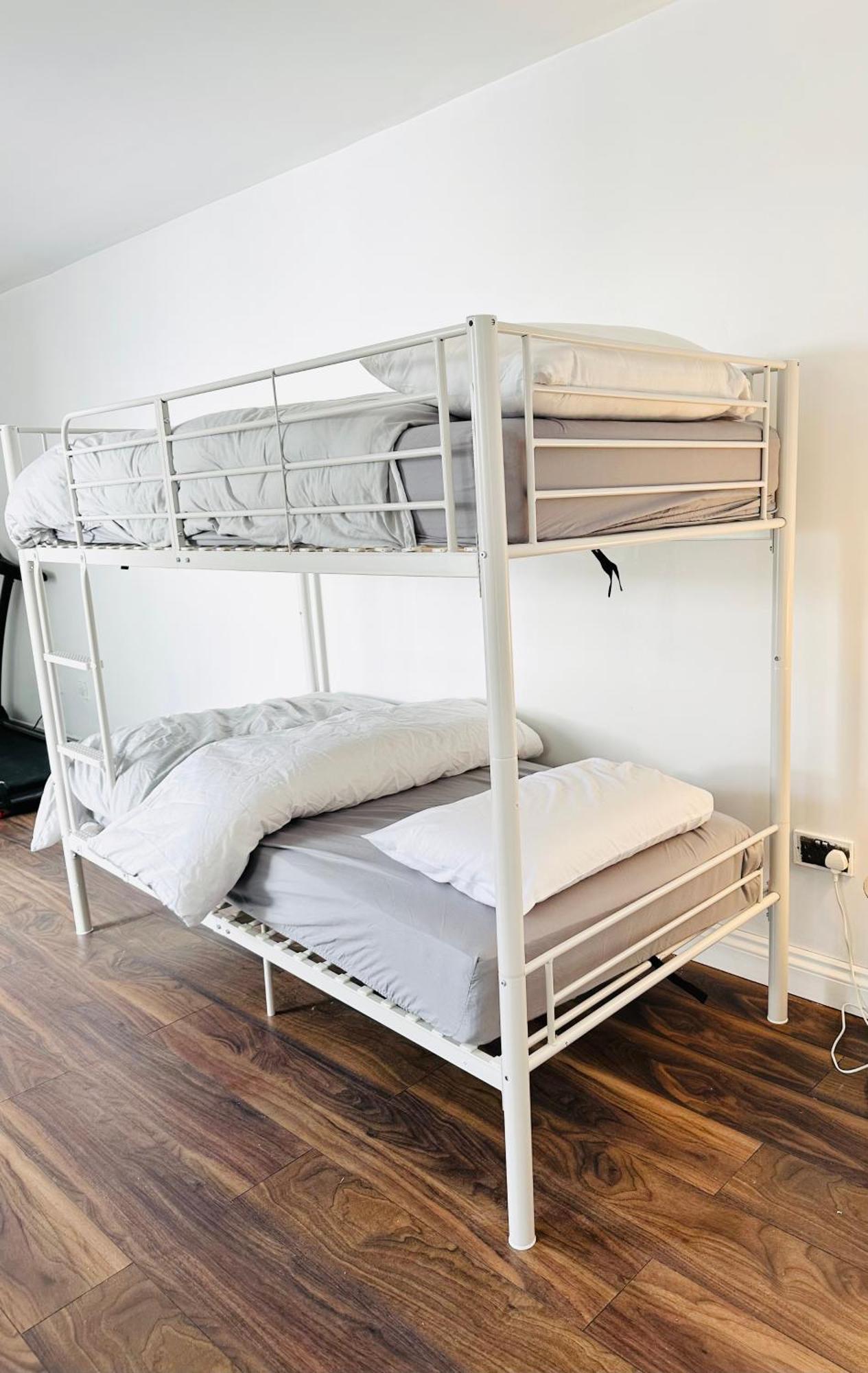 In - 30 Minutes - Wimbledon 14 Mins Holiday home London