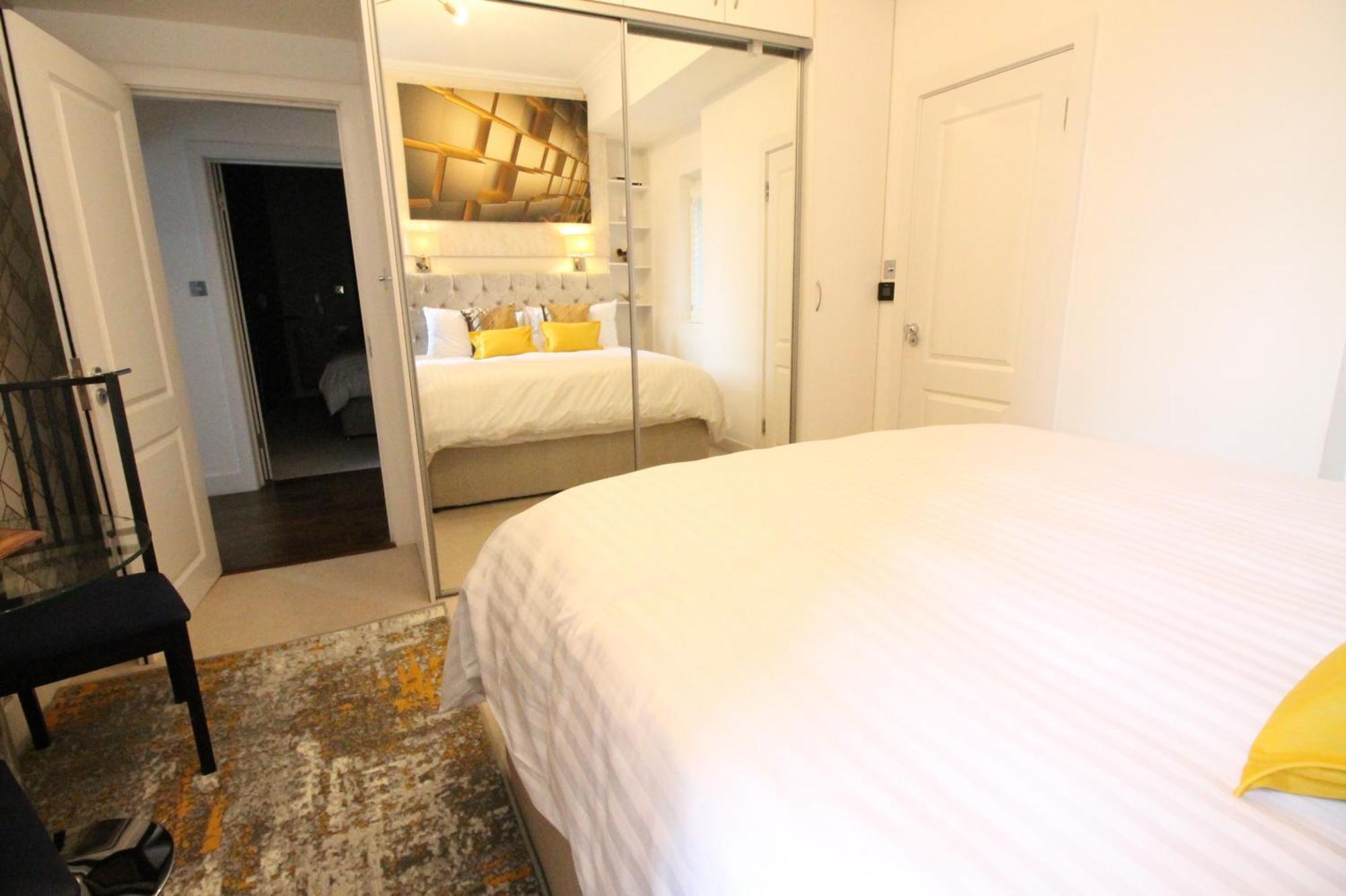 Contemporary 3 Double Bedroom 2 Bathroom Haven In The Heart Of Chelsea Exquisite With A Designer's Touch Londres