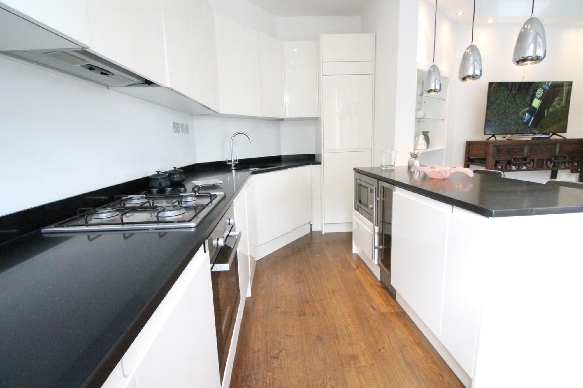 Contemporary 3 Double Bedroom 2 Bathroom Haven In The Heart Of Chelsea Exquisite With A Designer's Touch