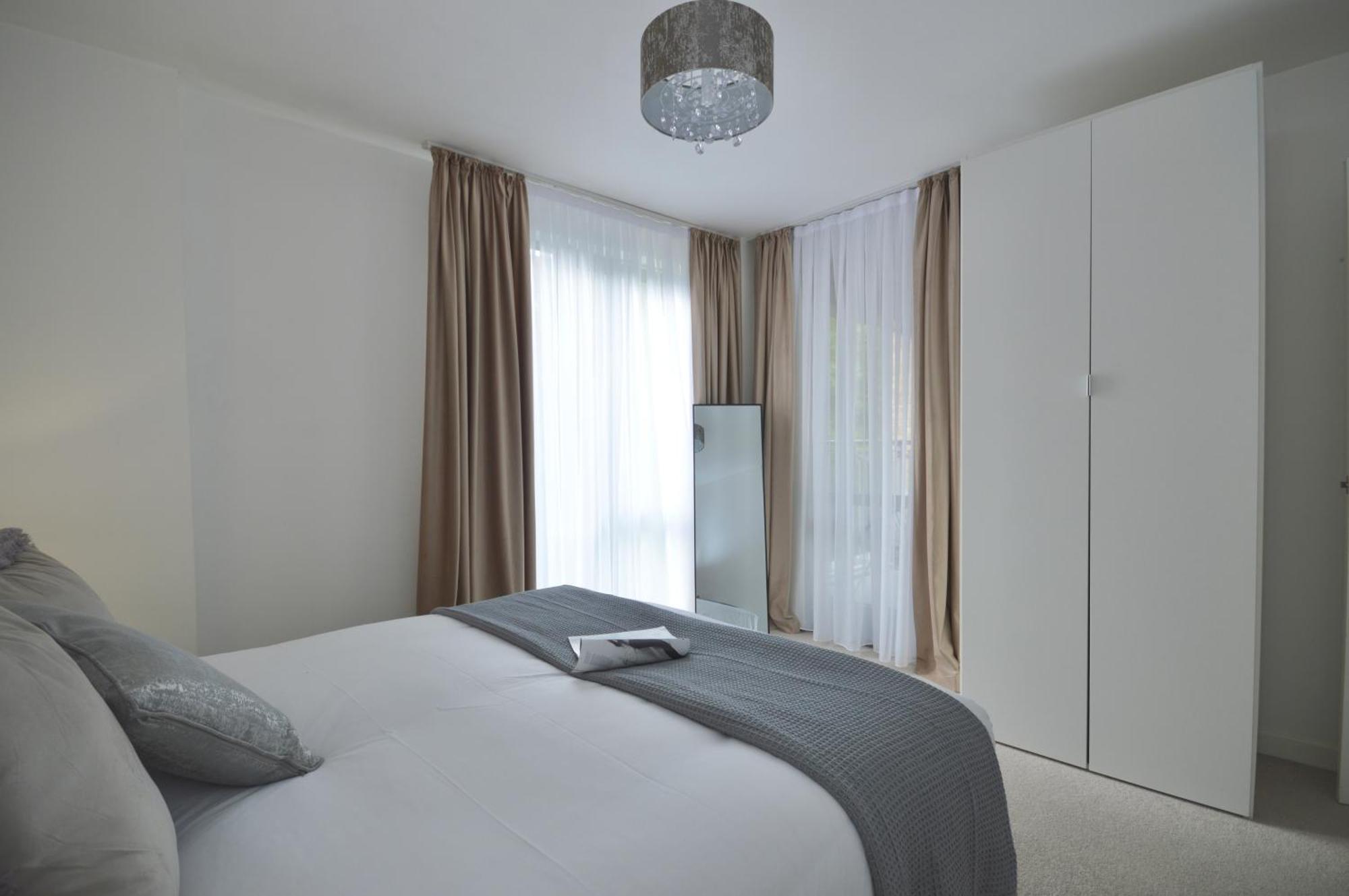 Modern 2 Bedroom Steps From Vauxhall St * London