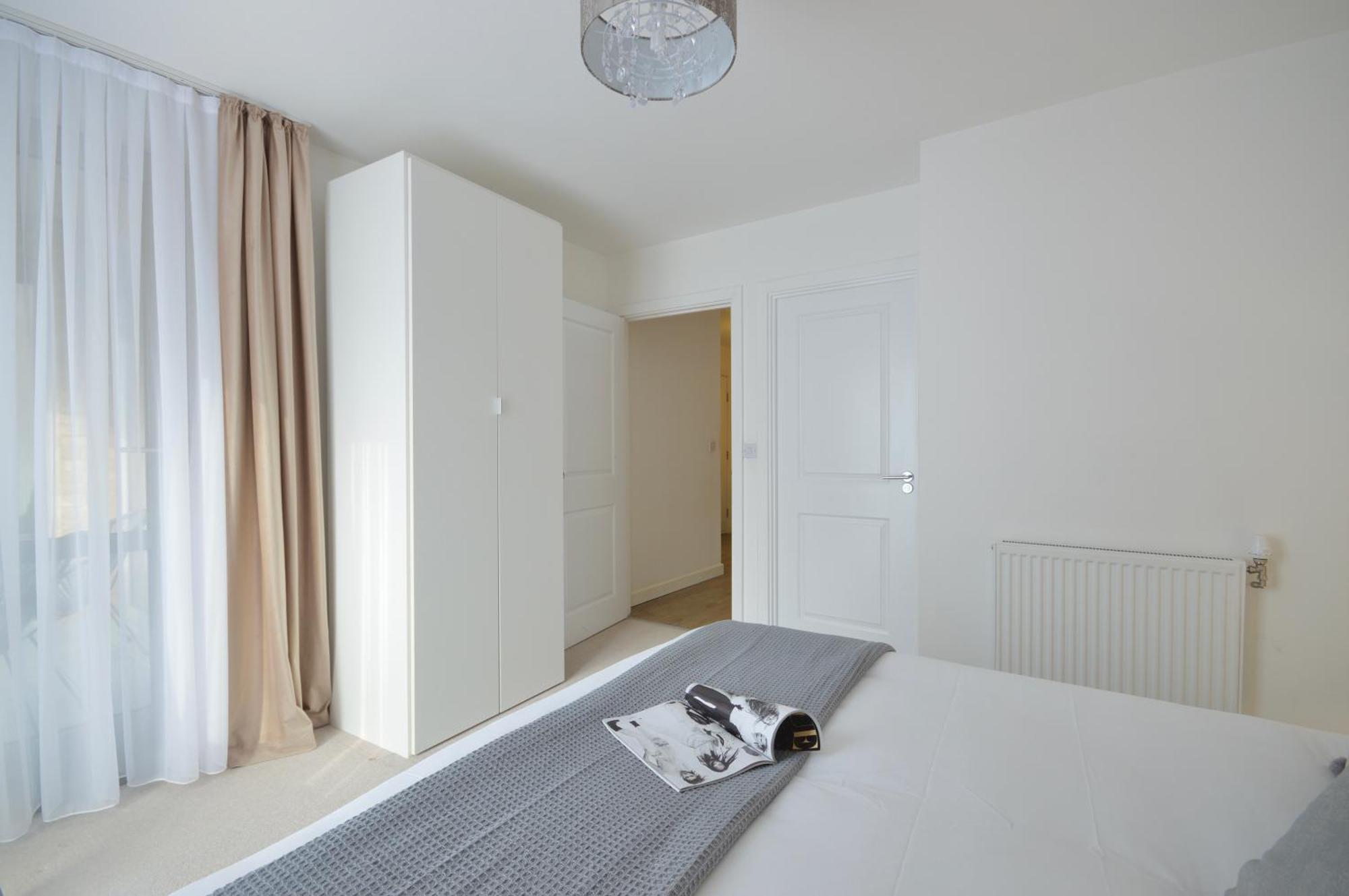 Modern 2 Bedroom Steps From Vauxhall St Apartment London