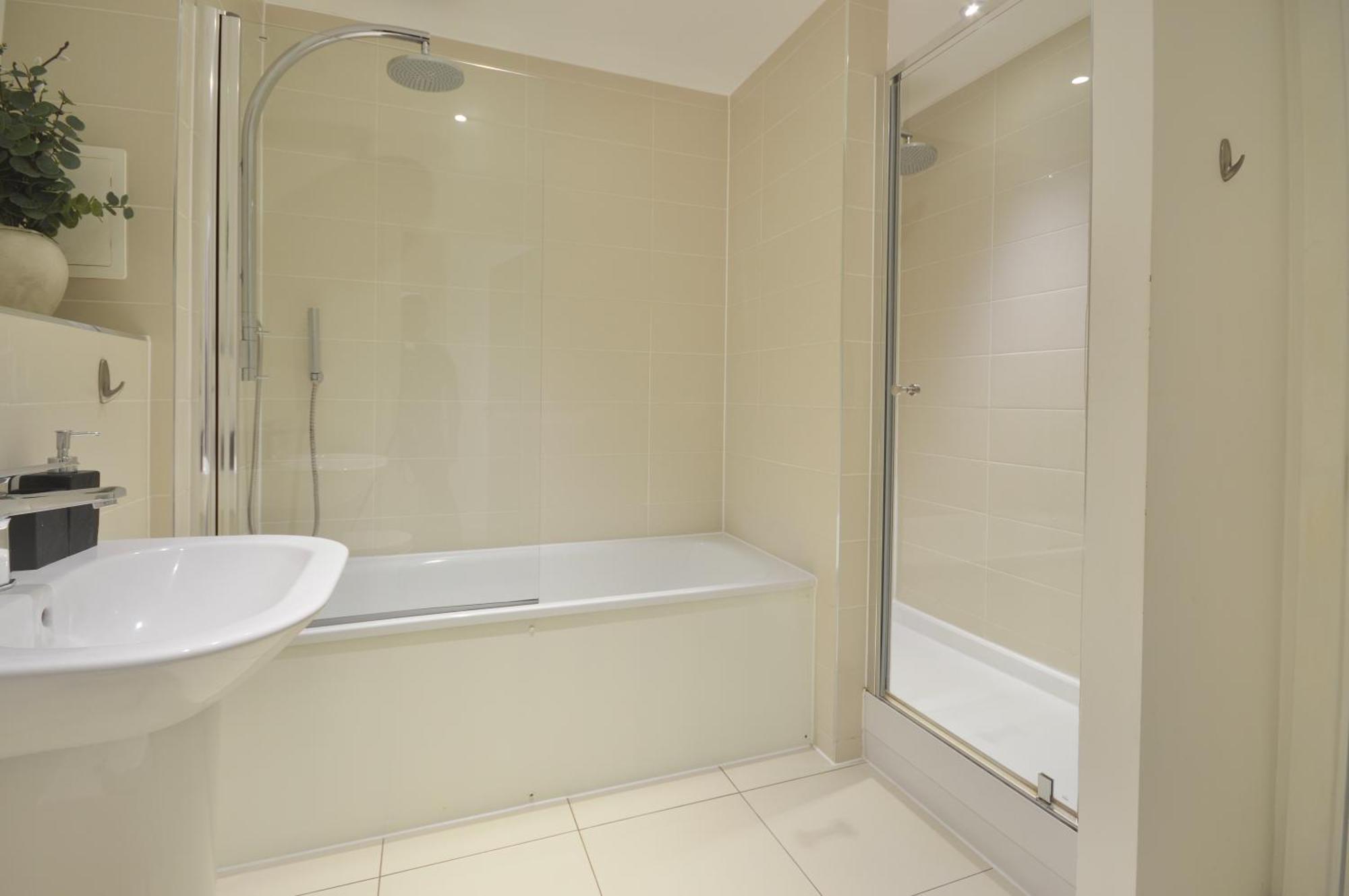 Modern 2 Bedroom Steps From Vauxhall St * London