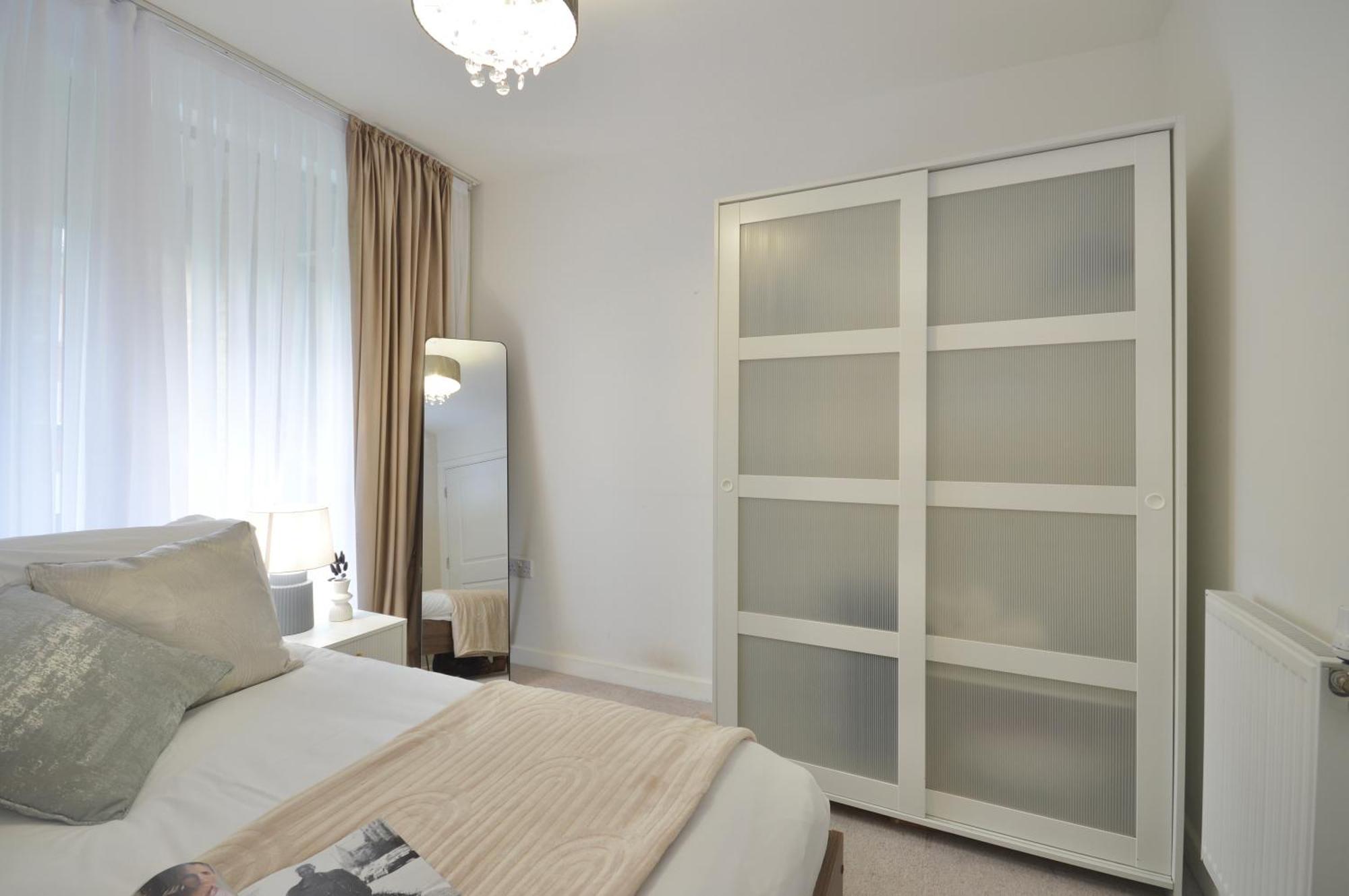 Modern 2 Bedroom Steps From Vauxhall St London