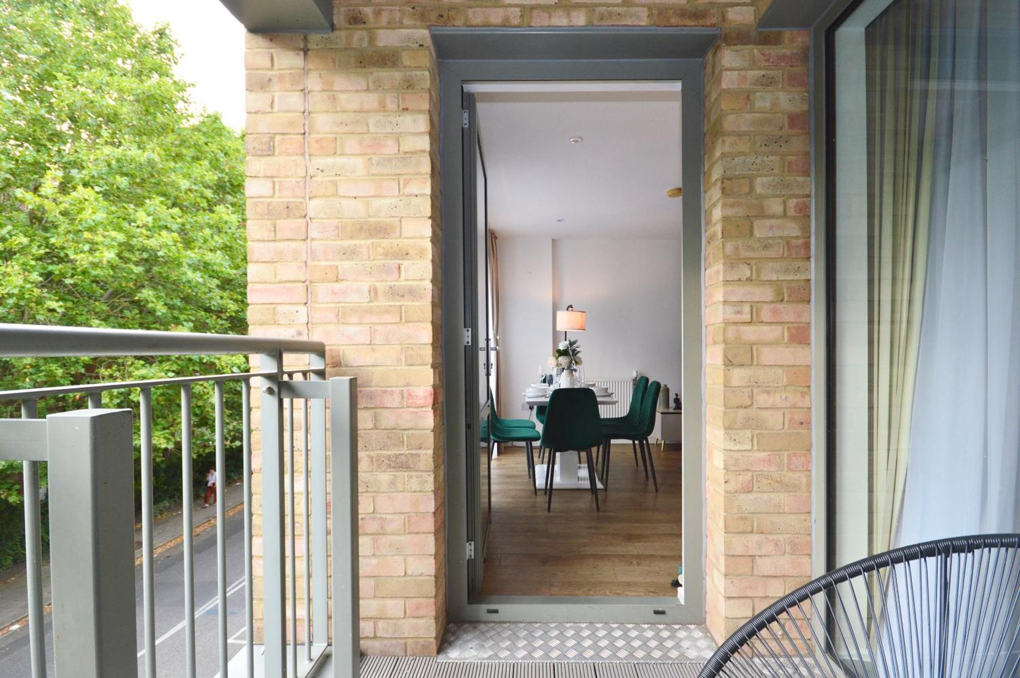 Modern 2 Bedroom Steps From Vauxhall St Apartment London